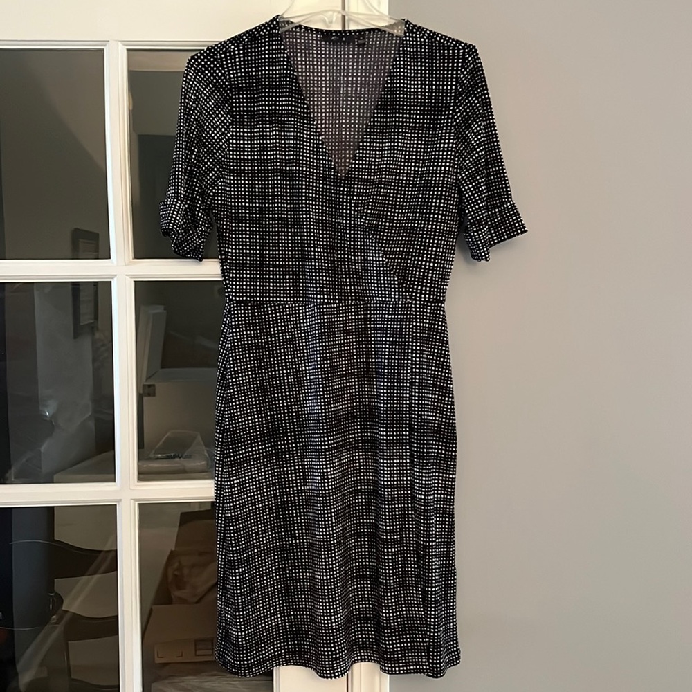 Black & White dress w/cuff sleeves. Size M. Stretchy.